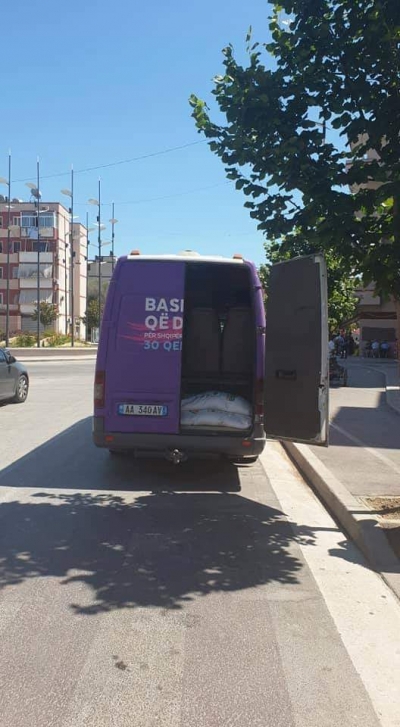 Ish-deputeti publikon videon: Si shpërndahen thasët me miell me furgonin “Bashkia që duam”