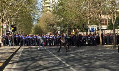 Protestuesit/ “Lironi djemtë tanë, arrestoni qeveritarët!”