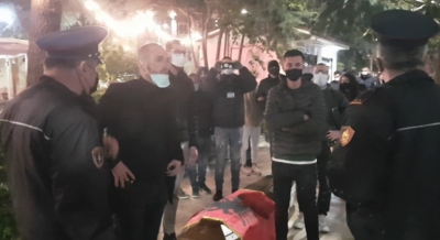 “Drejtësia ka vdekur”, të rinjtë durrsakë protestë me arkivol tek sheshi ‘Liria’