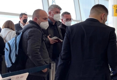 Fjalor prej rrugaçi/ Gjekmarkaj fyen dhe shan Kokalarin në aeroport