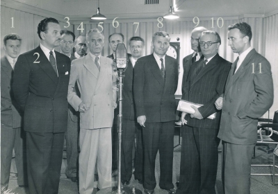 Duke folur për BBC më 6 shtator 1949. Sipas numrave, në foto janë: 1-Petrit Kupi, 2-Sait Kryeziu (anëtar i Komitetit), 3-Alfred Andoni, 4-Valter Kohlarz, 5- Mit’hat Frashëri (kryetar i Komitetit), 6-Ihsan Toptani, 7-Zef Pali (anëtar i Komitetit), 8-Abaz Kupi (nënkryetar i Komitetit), 9-Anton Logoreci, 10-Tajar Zavalani, 11-Nuçi Kotta (anëtar i Komitetit)