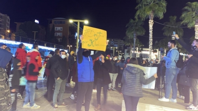 “Jo dhunës policore”, sërish protesta në Durrës për 25-vjeçarin e vrarë, protestuesit marshojnë në rrugët e qytetit