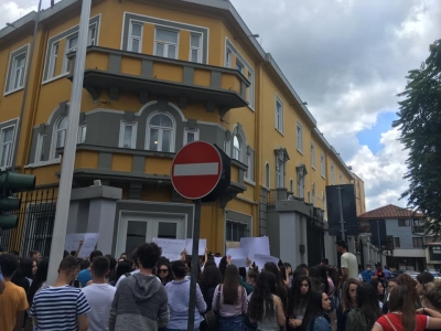 Maturantët protestë para Ministrisë së Arsimit, bllokojnë rrugën kryesore