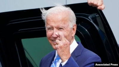 Bie mbështetja e publikut për Presidentin Biden