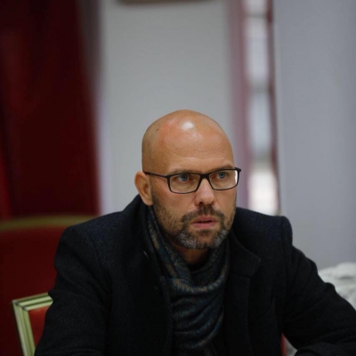 “Ndërtuesit nuk duhet të futen në burg, por …” Manjani tregon si mund të rindërtohen shtëpitë pa prekur buxhetin e shtetit