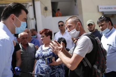 Banorët e Sukthit i ankohen Bashës: As një kokërr kripë s’na kanë dhënë. Kreu i PD: Po paguhen oligarkët