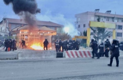 “Courrier des Balkans”/Shqipëria: Përleshje të dhunshme për “Unazën e Re”, Rama shfaqet i buzëqeshur në ERTV