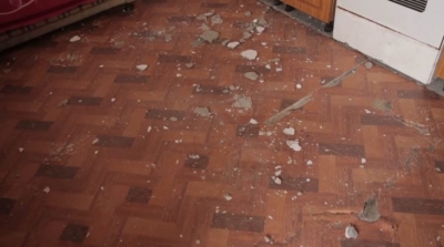 “Më thanë ‘ka dhe më keq'”! PD në banesën e rrënuar nga tërmeti, kryefamiljari: Tavani ka rënë komplet, duam ndihmë