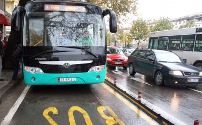 VIDEO/ Aksident rrugor, autobuzi i unazës përplas kalimtarin