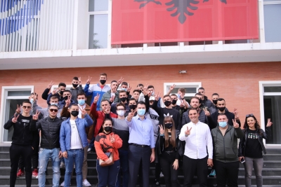 E presin jashtë zyre, gjimnazistët foto me Bashën në selinë e PD-së