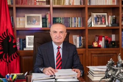 Presidenti Meta letër Kuvendit: A punon gruaja e Taulant Ballës në kompaninë telefonike nga u dërguan SMS-të?