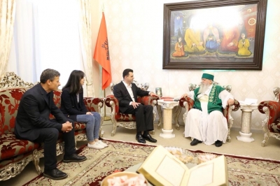 Basha takon Kryegjyshin Botëror të Bektashinjve, shoqërohet nga bashkëshortja