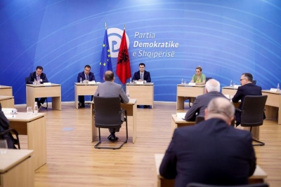 Djegia e afatit për përfundimin e Zgjedhores, Kim, Soreca dhe Norman në zyrën e Bashës në 15:00