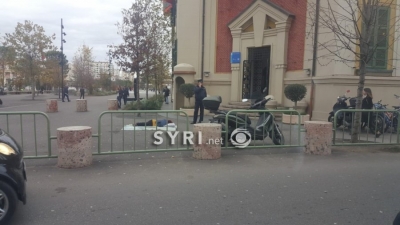 FOTOLAJM/ E pastrehë nga tërmeti, gruaja shtrihet para bashkisë së Tiranës