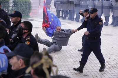 Qytetari që tërhiqet zvarrë nga policia është invalid, ja çfarë ndodhi...