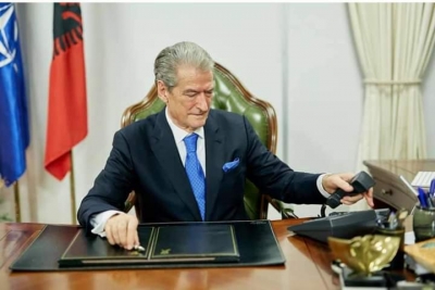 Berisha/Akuzon kryepidemiologun xhahil te Surrelit se urdheron fshehjen e rezultatit te testit covid19