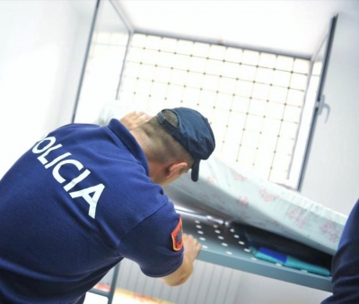 Atje ku nuk të shkon mendja- Ku i fshehin të burgosurit shqiptarë telefonat?