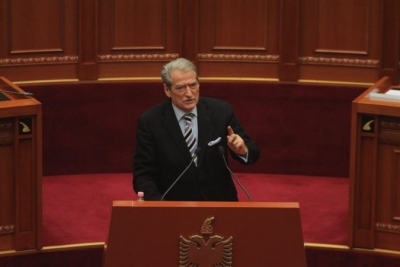 “O djem rrëmbeni armët…” Berisha shpërthen në Parlament