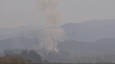 Shtëllunga të mëdha tymi ‘pushtojnë’ qytetin, fusha e mbetjeve të inceneratorit të Elbasanit përfshihet nga flakët