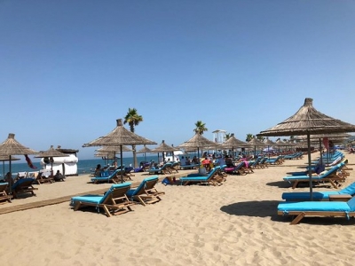 Miratohet protokolli/ Si do të shkojmë në plazh këtë vit? Rregulla të rrepta për hotelet, pishinat ende...