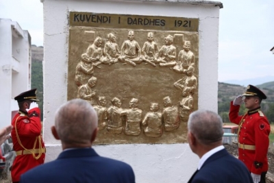 Presidenti Meta në Zall Dardhë të Dibrës: Përulem me respekt para kujtimit të burrave të shquar të kësaj treve