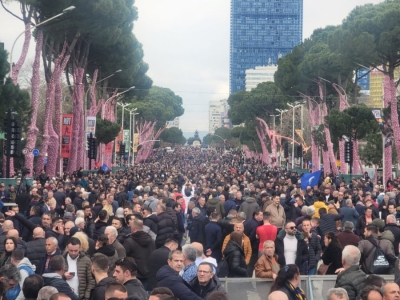 Mbushet plot bulevardi: Pamjet e para nga protesta e opozitës