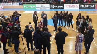 Vllaznia-Tirana/ Meta zbret në fushën e lojës, Pallati i Sportit e mirëpret në kor: Rama ik!