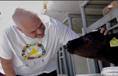 Rama foto me viçin, gazetari ironizon me poezinë e Dritëro Agollit