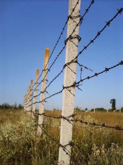 Shtegu i klandestinëve në Shkodër, aty ku malazezët duan gardh me gjemba