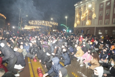 Protesta e dhunshme/ Ambasada amerikane del me reagim, ja thirrja që bën