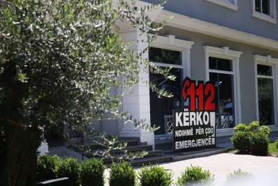 Drejtori i dehur që përplasi kalimtarin vazhdon detyrën, i plagosuri mes jetës dhe vdekjes