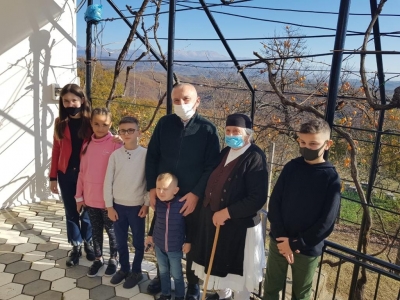 Presidenti Meta: Në Kodër Rrëshen, me Nënë Terezën dhe stërnipërit e saj