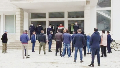 Tregtarët e Beratit protestë para bashkisë për ‘pagën e luftës’: "S’kemi përfituar asgjë,jemi pa bukë".