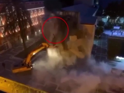 Berisha:Edvin Kristaq Zografi nuk ka Flamur!Ja si e rrezojne perdhe Flamurin Kombetar qe valvitej mbi Teater.