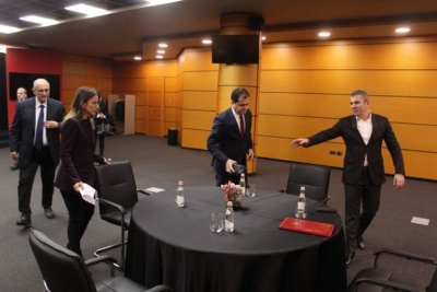 “Të gjithë në paqe duke përgatitur luftën”, Patozi për tryezën e “Zgjedhores”: Shumë shpejt do biem në krizë, do rikthehen daullet