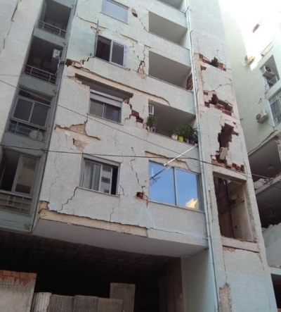 Pallati i dëmtuar nga tërmeti, banorët në Durrës apel bashkisë: Rrezikon të shembet, ka pesuar anim.