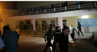 Përplasje të forta në KZAZ-në e Dibrës, policia sulmon qytetarët me gaz lotsjellës