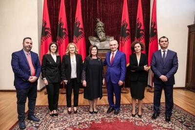 Rama vazhdon me manipulimet: Shengeni për qytetarët, politikanët nuk presin askund në radhë