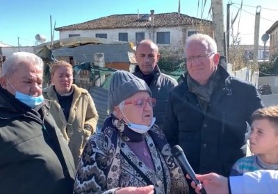 'Rindërtuesit' ua çuan ujërat e zeza drejt e në shtëpi, Hamallaj ngrihet në protestë