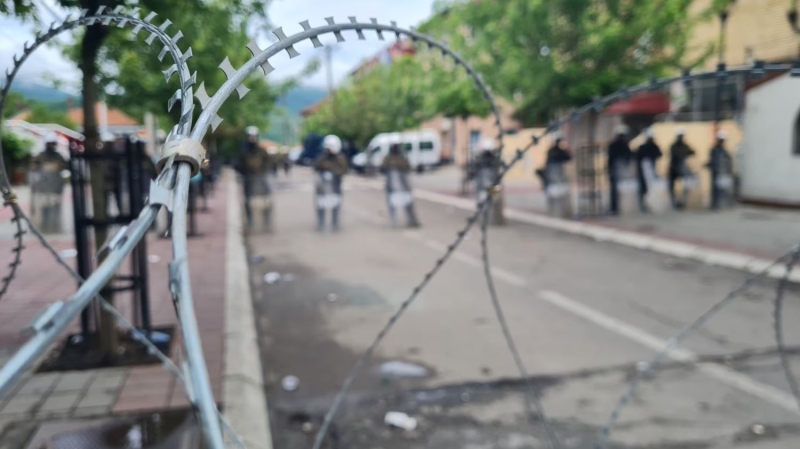 Tensionet në Veri, plagoset me sende të forta një zyrtar i policisë së Kosovës