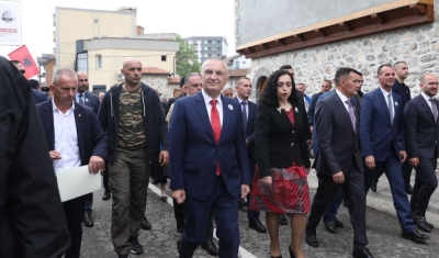 “Sfidat e mëdha mund t’i përballojmë duke qenë të bashkuar”- Presidenti Meta mesazh nga Kosova: Jemi kontribuues të paqes dhe sigurisë