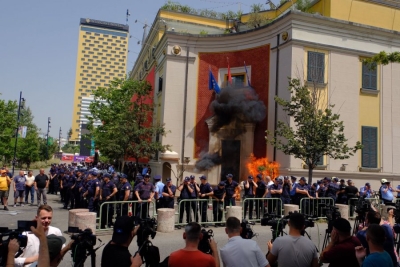 Qytetarët dhe opozita në protestën e 13-të, kërkohet dorëheqja e hajdutit Erion Veliaj