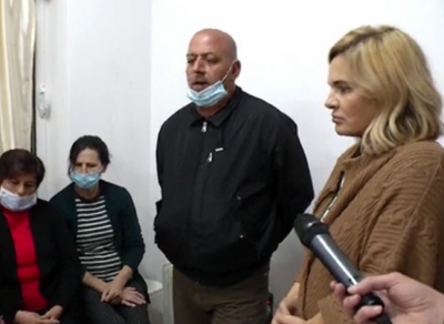 “Ku është”?! Kryemadhi kërkon grevisten që e shante dhe i drejtohet Ramës: E di sa të djegin të vërtetat, bëji nder familjes tënde dhe largoji duart nga…