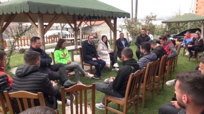 Gazment Bardhi me të rinjtë në Cërrik: Me 25 prill keni në dorë vendin, sillni në fuqi politikën që jep llogari!