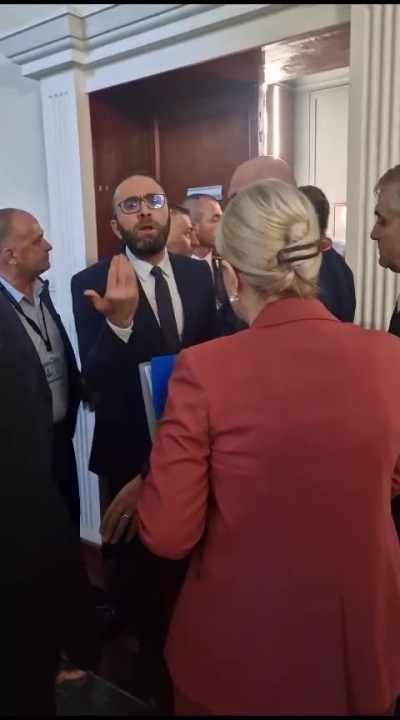 Bardhi përplaset me Nikollën, deputetët e opozitës protestojnë te kryesia e Kuvendit