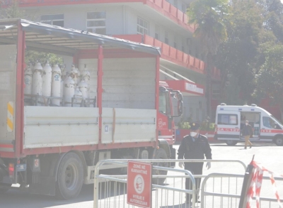 Qeveria kujtohet pas 10 ditësh, hap tender për respiratorët