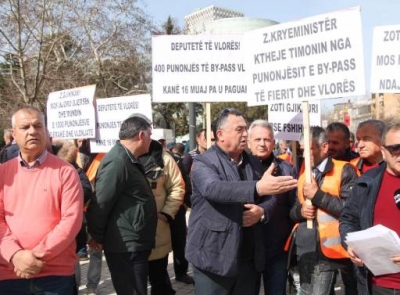 Tre muaj pa punë, 50 punonjës të transportit publik në Vlorë në protestë: Duam pagën e luftës