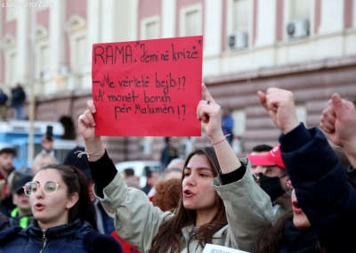 Studentët në Tiranë bojkotojnë mësimin, bashkohen me protestat masive