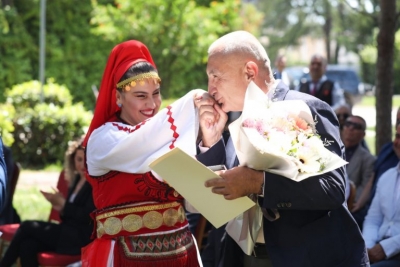 Kuvendi voton për shkarkimin/ Meta organizon koncert me valle në Presidencë