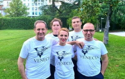 FOTO/Opinioni i Venecias, këshilltarët e Metës veshin bluzën e veçantë dhe ironizojnë mazhorancën: Qershori i dytë!